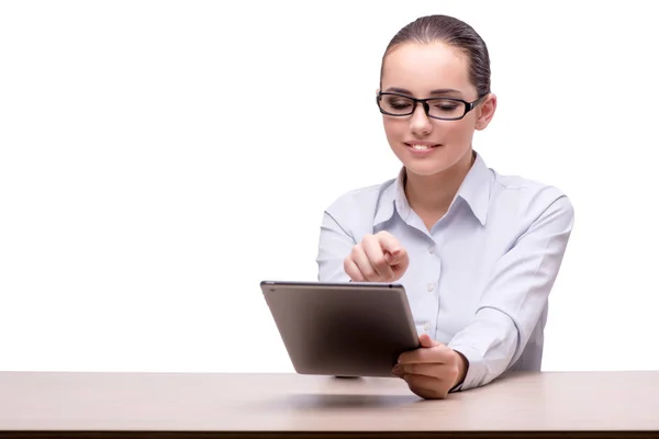 Empresária trabalhando no computador tablet no fundo branco — Fotografia de Stock