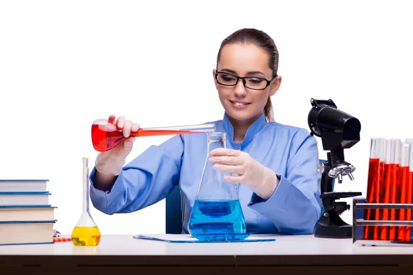 Químico de laboratório trabalhando com microscópio e tubos — Fotografia de Stock