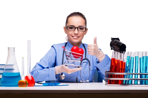 Giovane medico con cuore rosso in laboratorio — Foto Stock