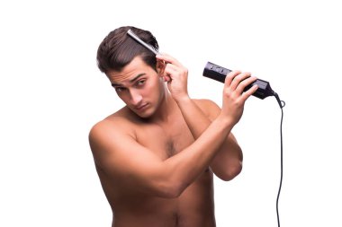 Saçlarını kurutan genç yakışıklı beyaz tenli.