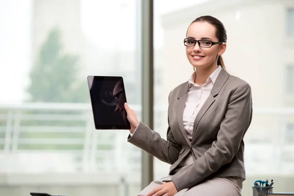 Mladá podnikatelka pracující s počítačem tabletu — Stock fotografie