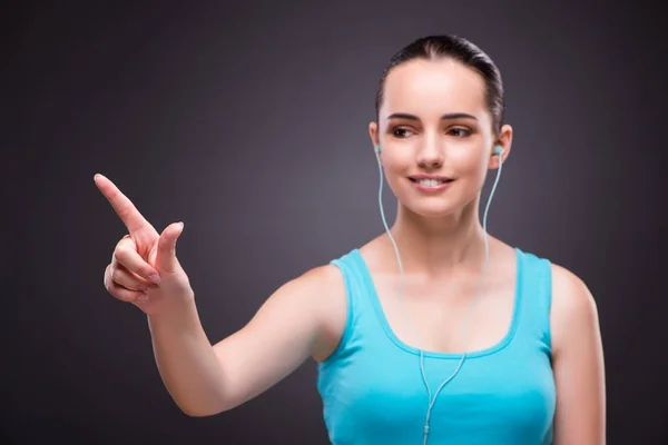 Mujer en concepto deportivo pulsando botones —  Fotos de Stock