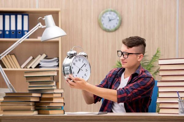 Jonge student bereidt zich voor op schoolexamens — Stockfoto