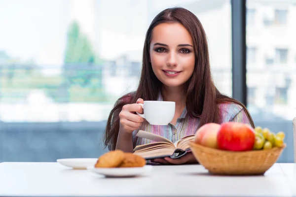 Young girl having breakfast on the morning — Stock Photo, Image