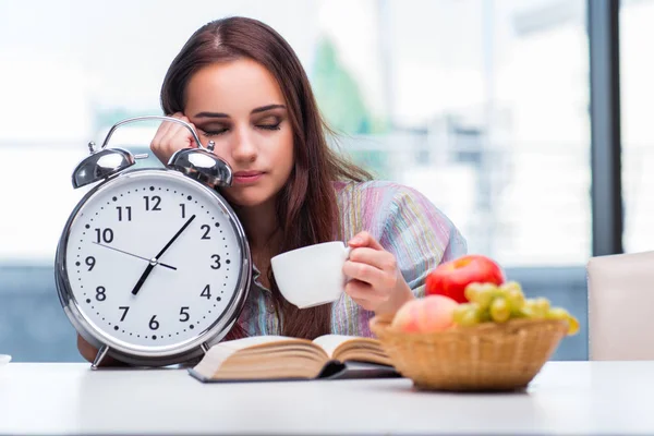 Young girl having breakfast on the morning — Stock Photo, Image