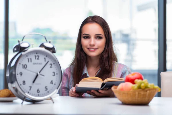 Gadis muda memiliki sarapan di pagi hari — Stok Foto