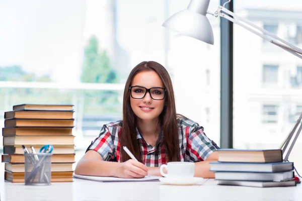 Młoda studentka z wieloma książkami — Zdjęcie stockowe