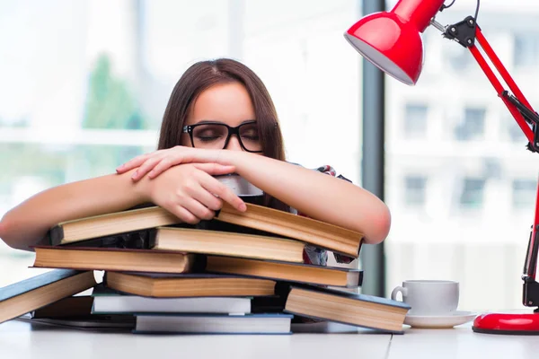 Jovem estudante com muitos livros — Fotografia de Stock