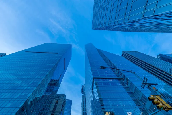 New York gratte-ciel vew du niveau de la rue — Photo