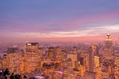 Günbatımında New York Manhattan 'ın gece manzarası