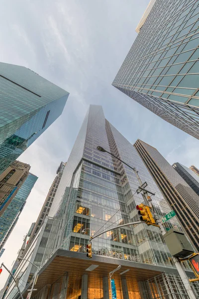 Rascacielos de Nueva York vew desde el nivel de la calle — Foto de Stock