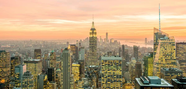 Uitzicht op New York Manhattan tijdens zonsondergang — Stockfoto