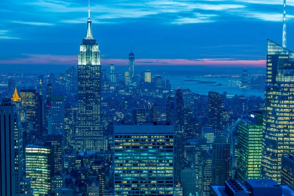 Vista nocturna de Nueva York Manhattan al atardecer — Foto de Stock