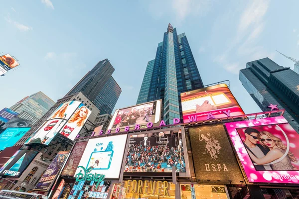 New York - DECEMBER 22, 2013: Times Square december 22-én az USA-ban — Stock Fotó
