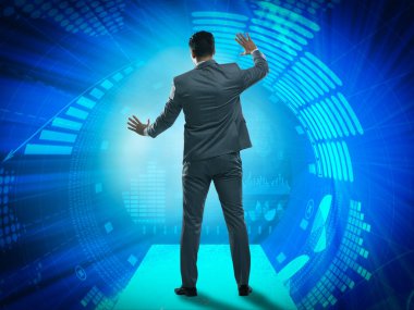 Fütüristik kavramı sanal düğmelere basarak işadamı