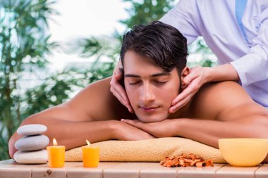 Spa salonda masaj oturumu sırasında adam