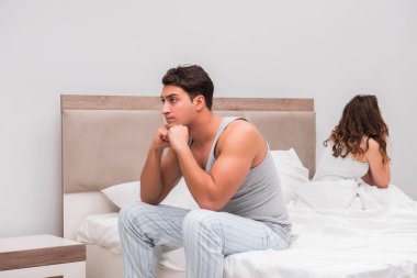 Karı ve kocayla yatakta aile içi anlaşmazlık