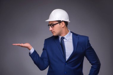 Endüstriyel kavramında genç mimar