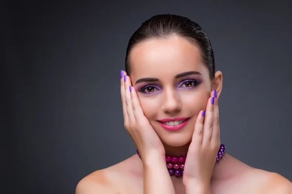 Mulher agradável com colar de pérolas — Fotografia de Stock