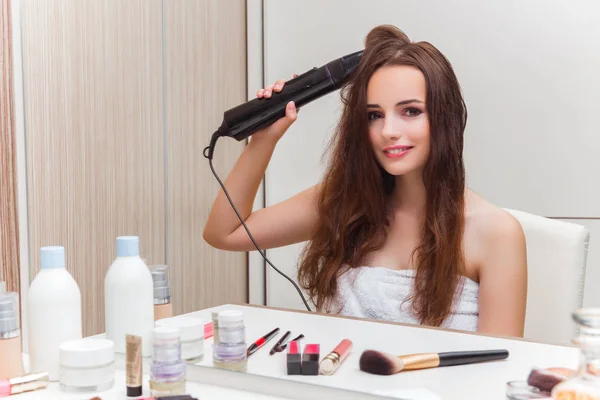 Vrouw maakt zich klaar voor het feest — Stockfoto