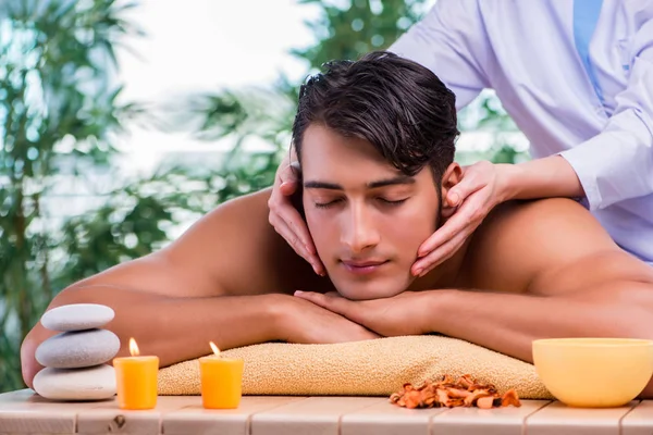 Muž během masáže ve spa salonu — Stock fotografie