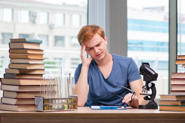 Junge Studentin müde und erschöpft bereitet sich auf Chemie-Prüfung vor — Stockfoto