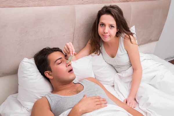 Frau hat Probleme mit dem Schnarchen ihres Mannes — Stockfoto