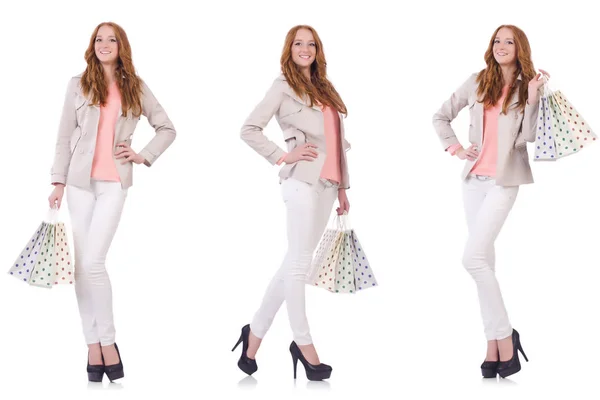 Młoda kobieta z torbami na zakupy izolowane na białym — Zdjęcie stockowe