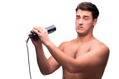 Saçlarını kurutan genç yakışıklı beyaz tenli.