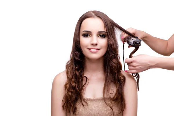 Schöne Frau bekommt ihr Haar mit Haartrockner isoliert o — Stockfoto
