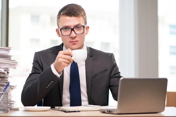 Jeune homme d'affaires buvant du thé au bureau — Photo