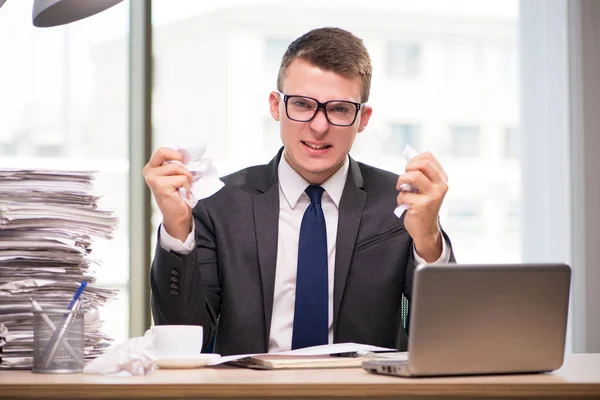 Jeune homme d'affaires travaillant dans le bureau — Photo