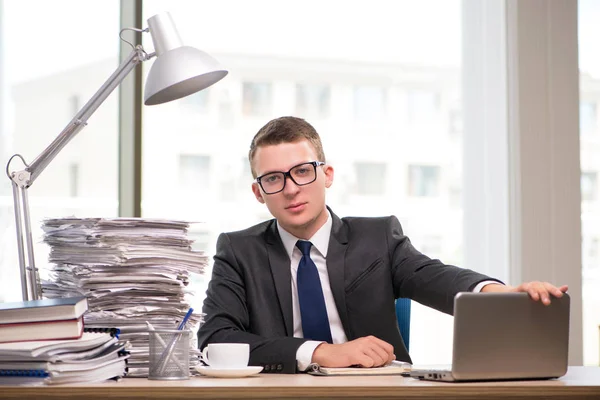 Młody przedsiębiorca pracujący w biurze — Zdjęcie stockowe
