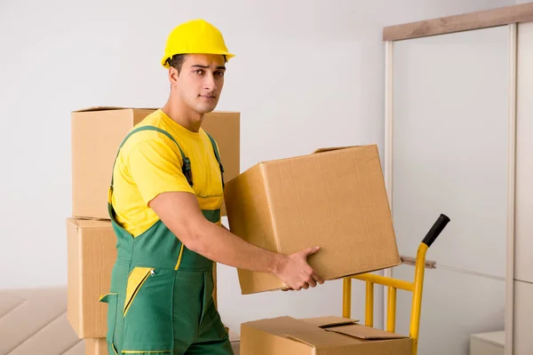 Man verplaatsen leveren dozen tijdens huis — Stockfoto