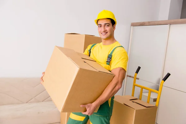 Man flytta levererar lådor under hus — Stockfoto