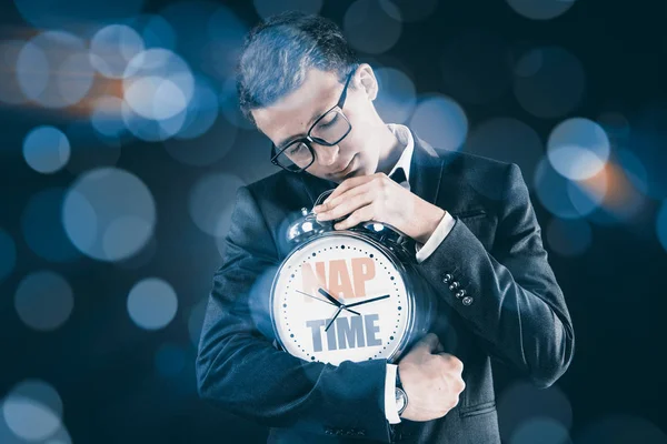 Biznesmen z zegarem, spanie w koncepcja biznesowa — Zdjęcie stockowe