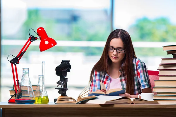 Studente donna che si prepara per gli esami di chimica — Foto Stock