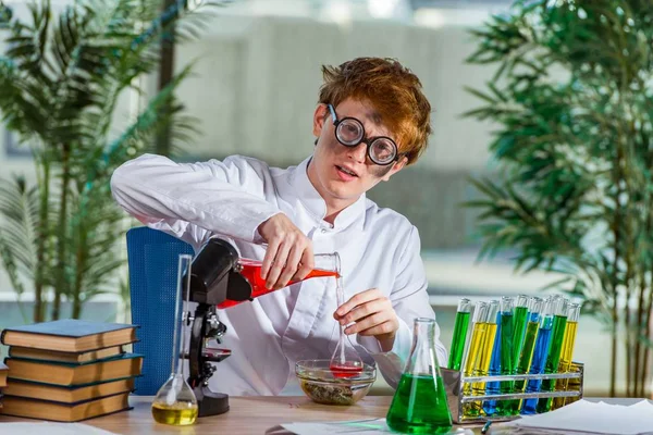 Νεαρός τρελός χημικός που δουλεύει στο εργαστήριο — Φωτογραφία Αρχείου