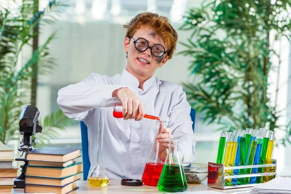 在实验室工作的年轻疯狂化学家 — 图库照片