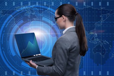 İş konseptinde dizüstü bilgisayarı olan iş kadını