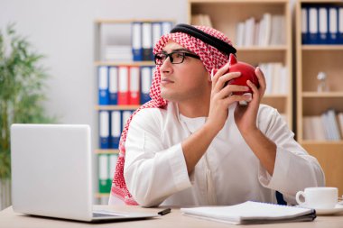 Ofiste çalışan Arap işadamı.