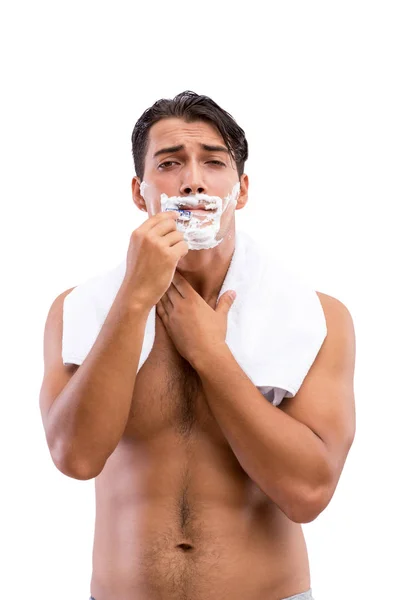 Красивий чоловік голиться ізольовано на білому тлі — стокове фото