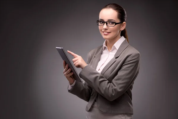 Tablet bilgisayarla çalışan genç iş kadını — Stok fotoğraf