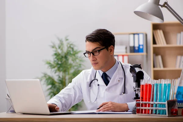 Man arts werkzaam in het lab — Stockfoto