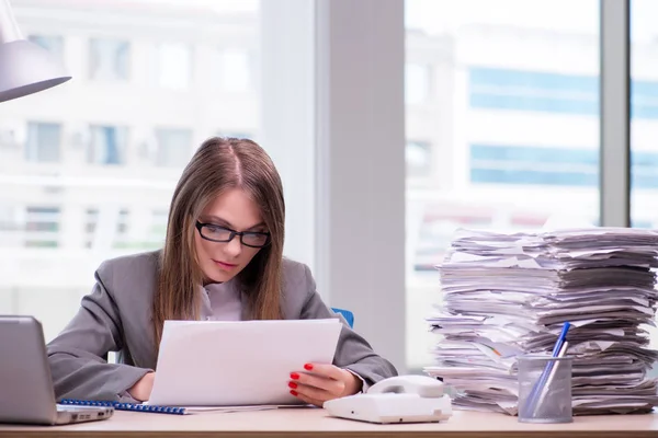 Femme d'affaires travaillant dans le bureau — Photo