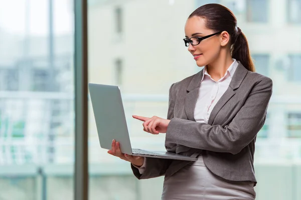 Imprenditrice con laptop nel concetto di business — Foto Stock