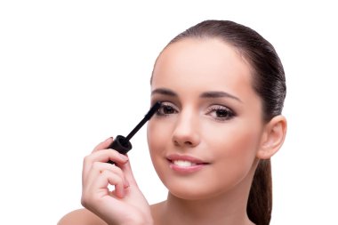 Kadın kirpik üzerinde beyaz izole fırçalama