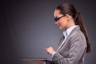 İş konseptinde tablet bilgisayarı olan kadın