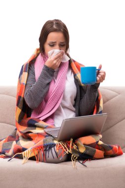 Genç kadın ateş sırasında çay içme