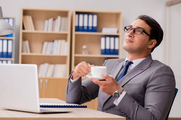 Jeune homme d'affaires beau travaillant sur le bureau — Photo